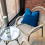 Luxury Chelsea & Fulham Flat With Large Balcony, Central London Location, High Spec Luxury Apartment