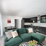 Luxury Chelsea & Fulham Flat With Large Balcony, Central London Location, High Spec Luxury Apartment
