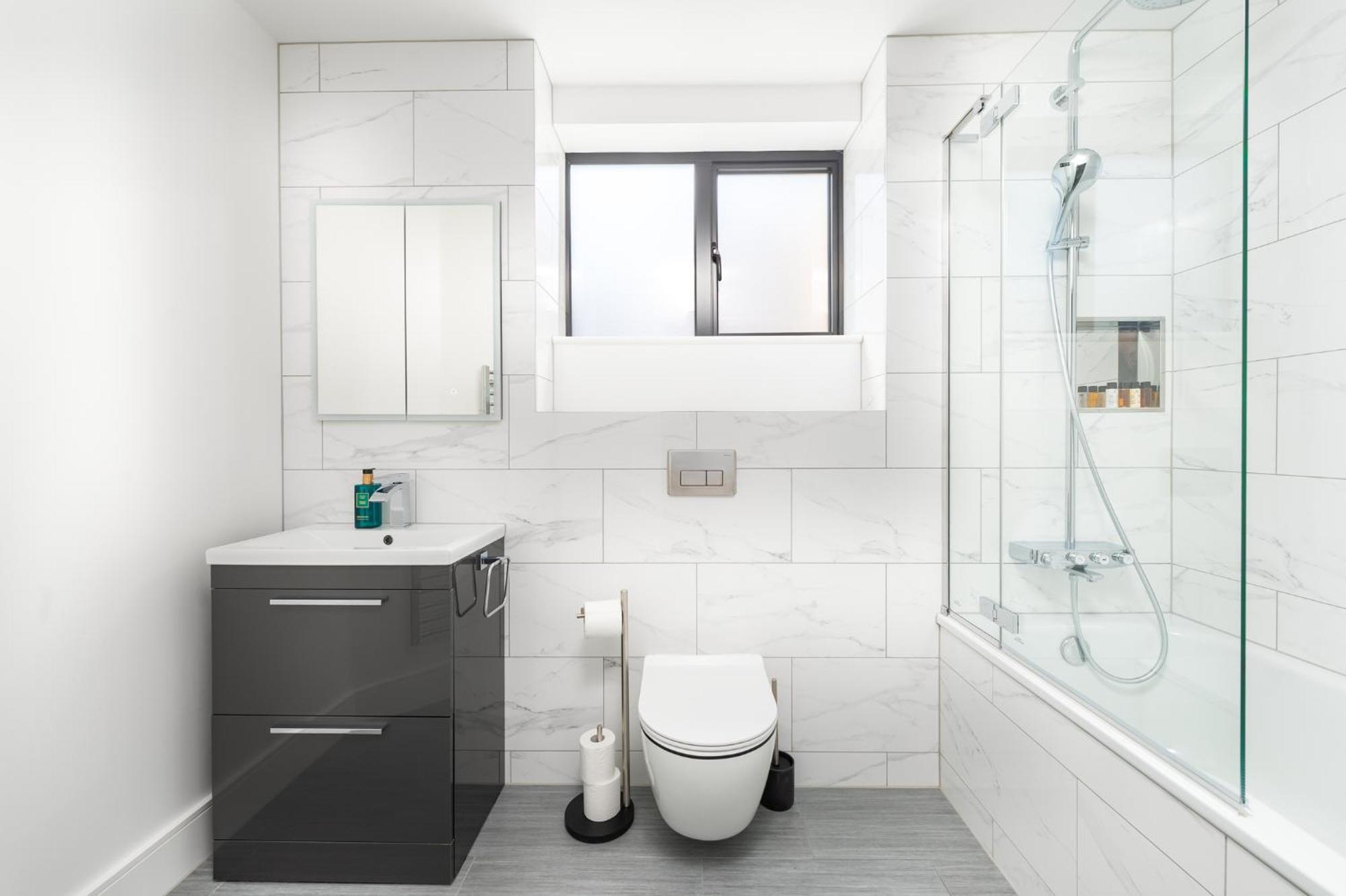 Luxury Chelsea & Fulham Flat With Large Balcony, Location, High Spec Luxury Apartment *